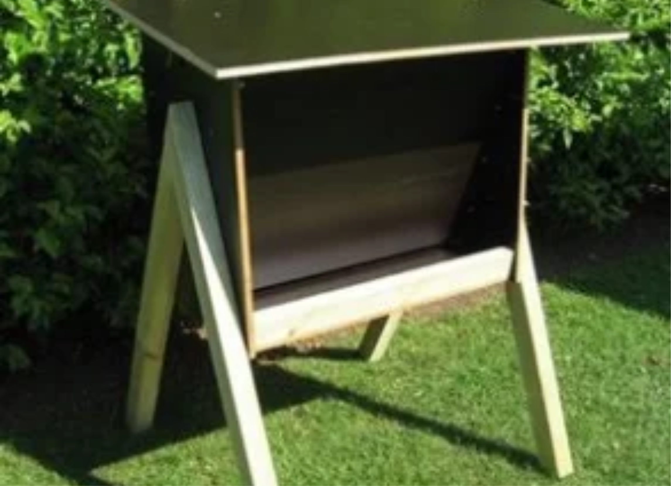 Foderhus til r�dyr, d�dyr og krondyr &ndash; robust model med tag og stativ, anti-spild design