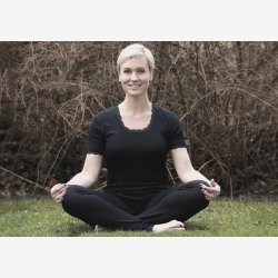 Dame merino uld undertr�je sort og hvid m/blonde