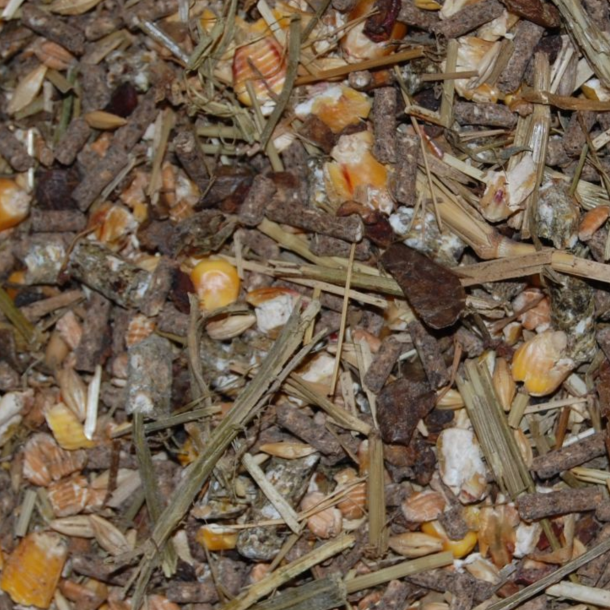 TROPHY Premium Mysli eller hel�rsfoder &ndash; blanding med majskorn, knuste n�dder, halmstr� og h�jfiber pellets til r�dyr og krondyr